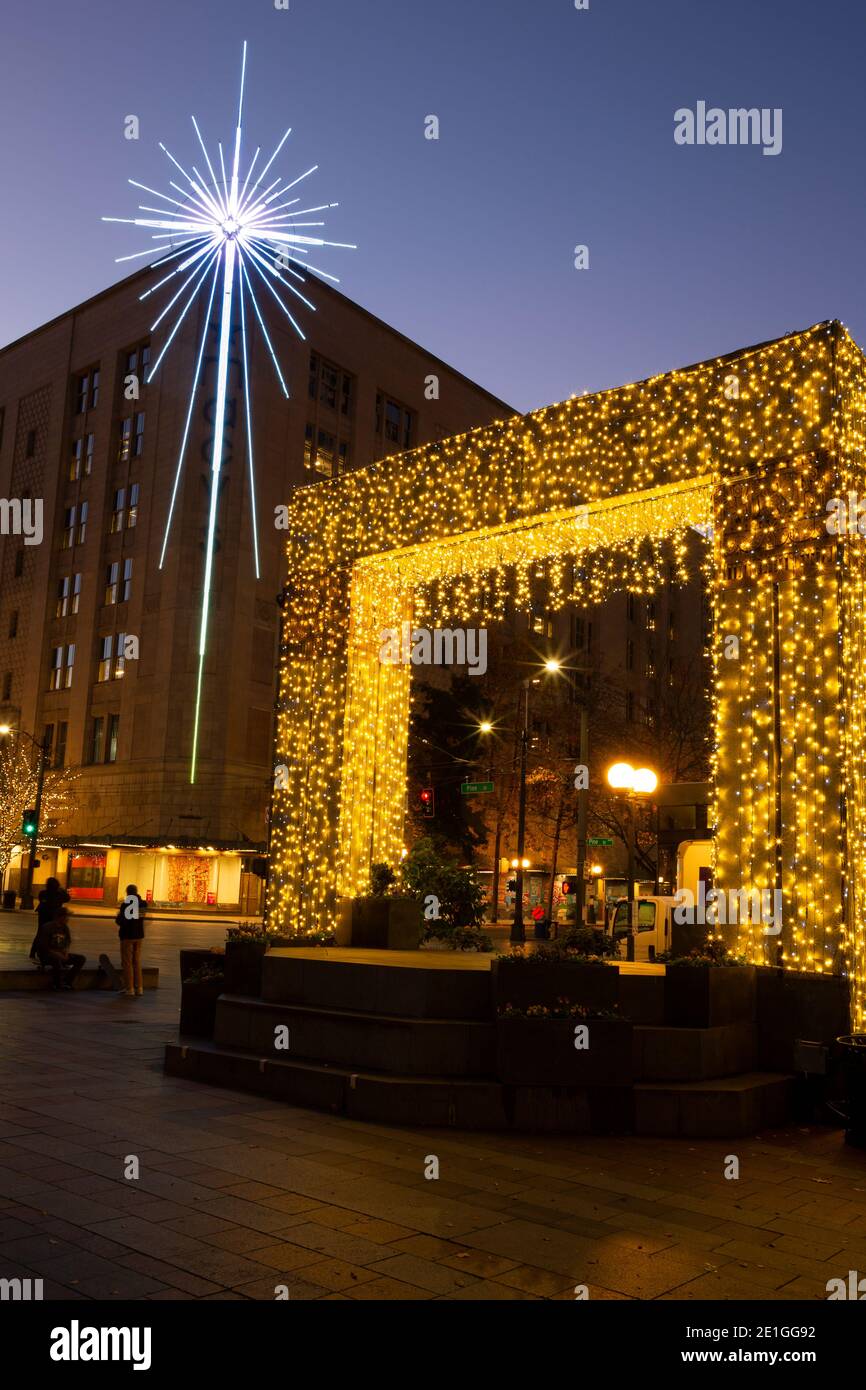 WA19026-00...WASHINGTON - An arch decorated with lights and the Seattle  Star, part of the Winter Lights festival at Westlake Park in downtown  Seattle Stock Photo - Alamy