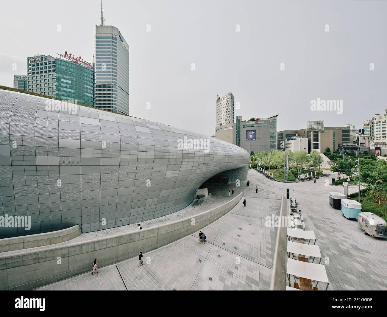 Exterior view of Dongdaemun Design Plaza, also known as DDP, a cultural hub at the centre of Dongdaemun, a historic district of Seoul, South Korea. Stock Photo