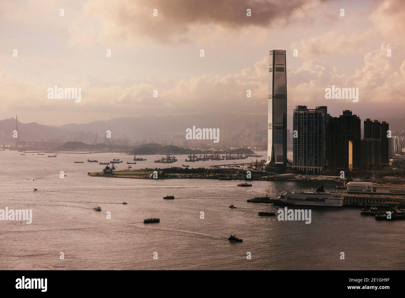 Exterior view of the International Commerce Centre in Victoria Harbour, Shanghai. Stock Photo