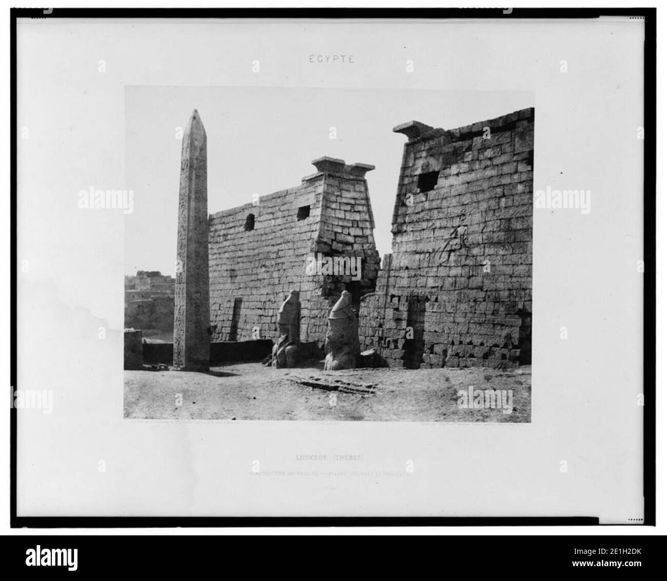 Louksor (Thèbes) - construction antérieure - pylône, colosses et obélisque - Félix Teynard. Stock Photo