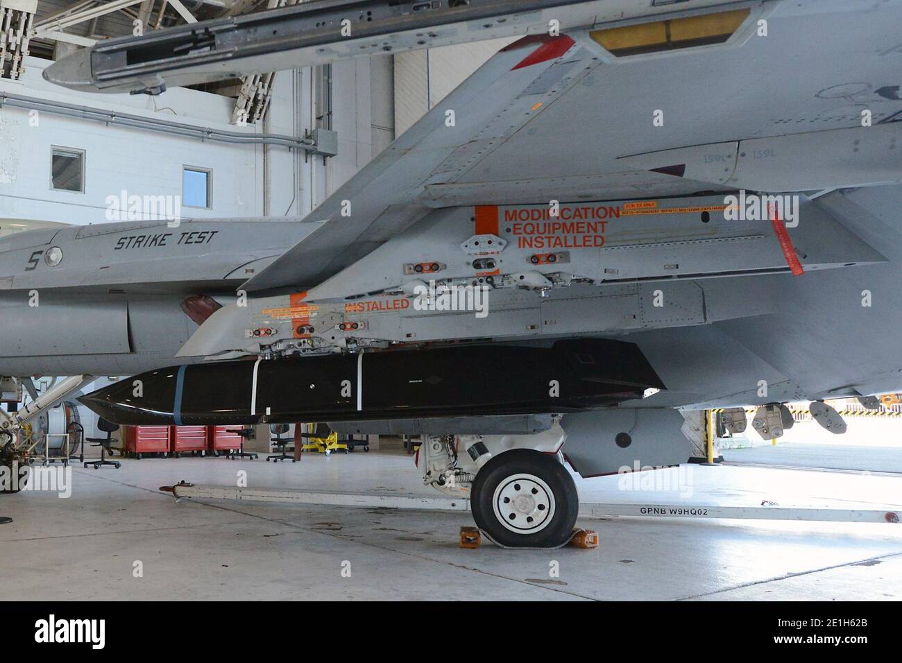 LRASM accroché à un Super-Hornet du VX-23 le 12 aout 2015. Stock Photo