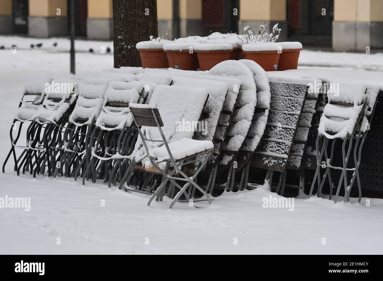 Topic picture: Winter in times of the coronavirus pandemic/extension of lockdown until January 31, 2021. Consequences for gastronomy Snow-covered, stacked and folded chairs and tables in a beer garden in the Hofgarten in Munich on January 6, 2021. | usage worldwide Stock Photo