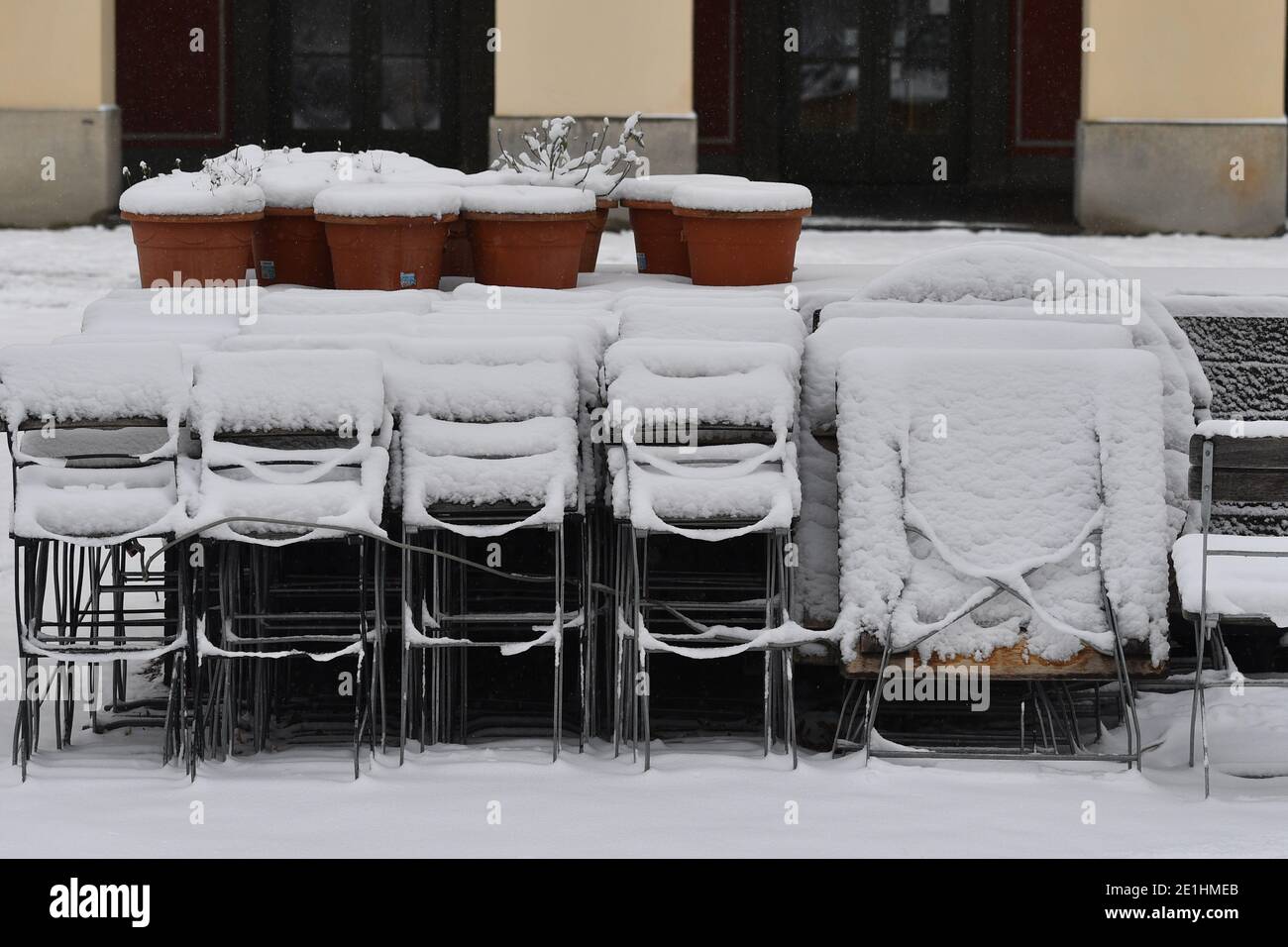 Topic picture: Winter in times of the coronavirus pandemic/extension of lockdown until January 31, 2021. Consequences for gastronomy Snow-covered, stacked and folded chairs and tables in a beer garden in the Hofgarten in Munich on January 6, 2021. | usage worldwide Stock Photo