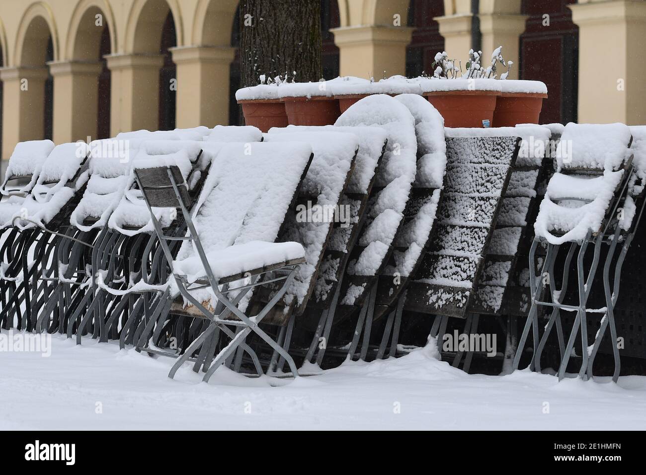 Topic picture: Winter in times of the coronavirus pandemic/extension of lockdown until January 31, 2021. Consequences for gastronomy Snow-covered, stacked and folded chairs and tables in a beer garden in the Hofgarten in Munich on January 6, 2021. | usage worldwide Stock Photo