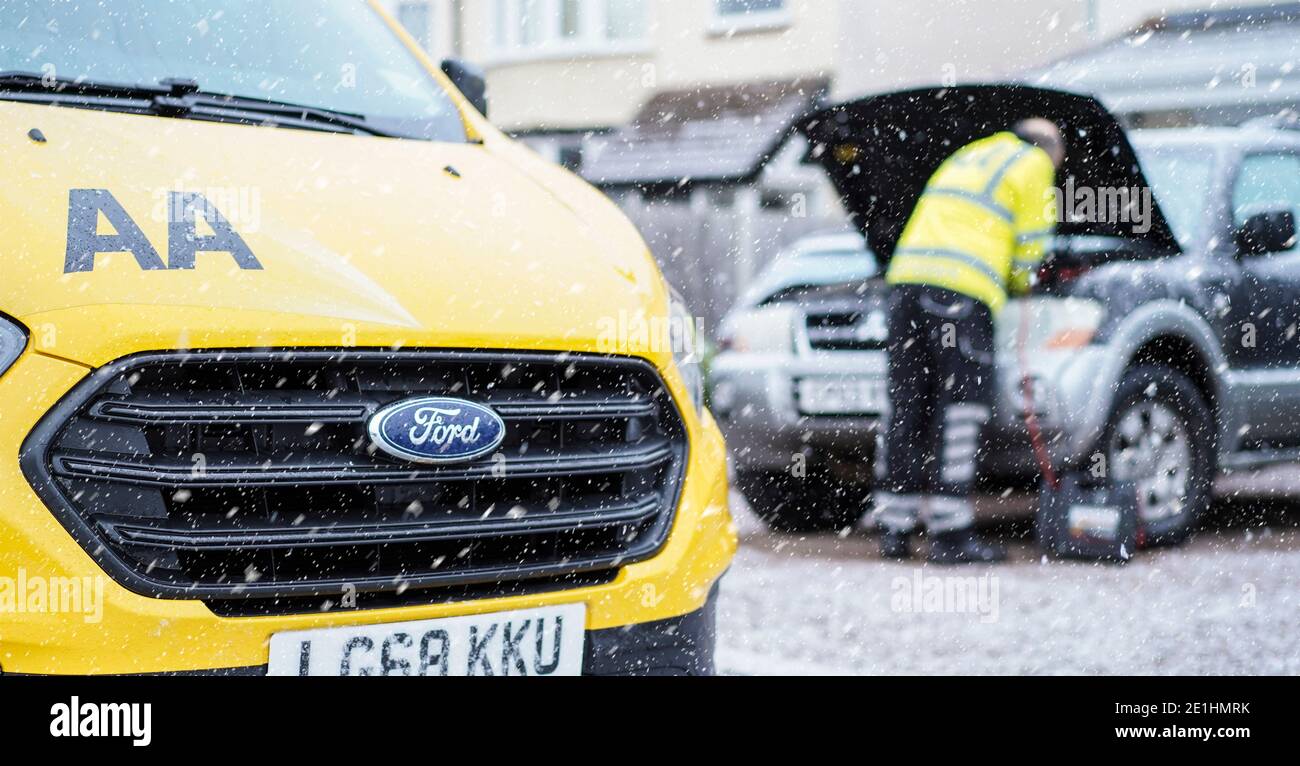 Front close up of yellow AA breakdown recovery vehicle attending call-out  for car with flat battery on freezing cold, snowy morning Stock Photo -  Alamy