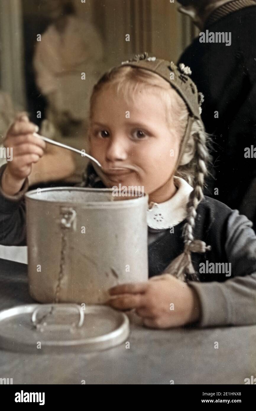 Ein Mädchen bei der Speisung durch die Canadian Lutheran World Relief in einer karitativen Einrichtung in Frankfurt an der Oder, Deutschland 1948. A girl gets the feeding sponsored by the Canadian Lutheran World Relief at a charity station in Frankfurt / Oder, Germany 1948. Stock Photo