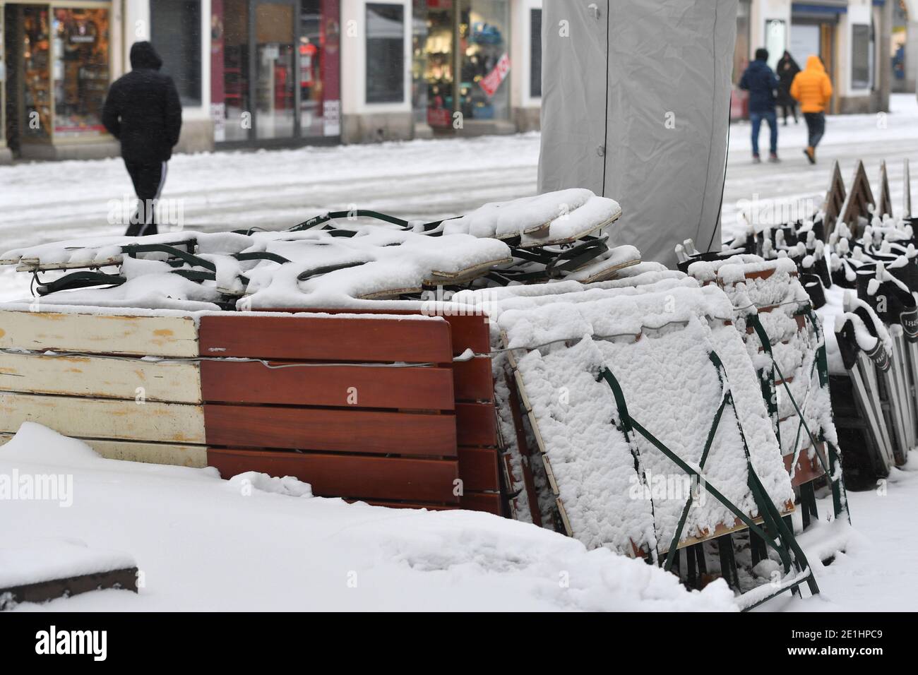 Topic picture: Winter in times of the coronavirus pandemic/extension of lockdown until January 31, 2021. Consequences for gastronomy Snow lies on folded and stacked tables and chairs in the outside area of a closed restaurant in Munich on January 6th, 2021. Outside gastronomy. | usage worldwide Stock Photo