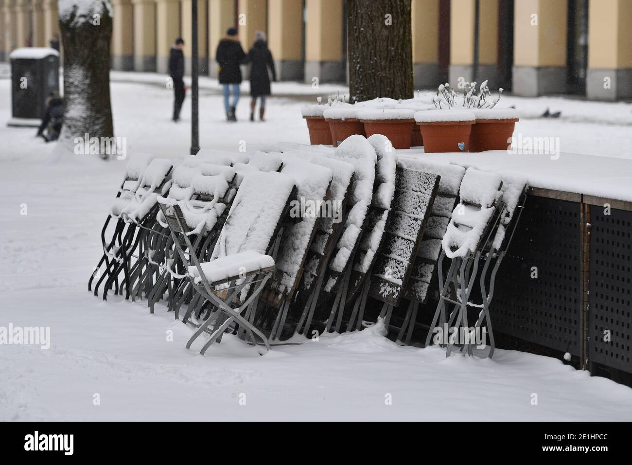 Topic picture: Winter in times of the coronavirus pandemic/extension of lockdown until January 31, 2021. Consequences for gastronomy Snow-covered, stacked and folded chairs and tables in a beer garden in the Hofgarten in Munich on January 6, 2021. | usage worldwide Stock Photo