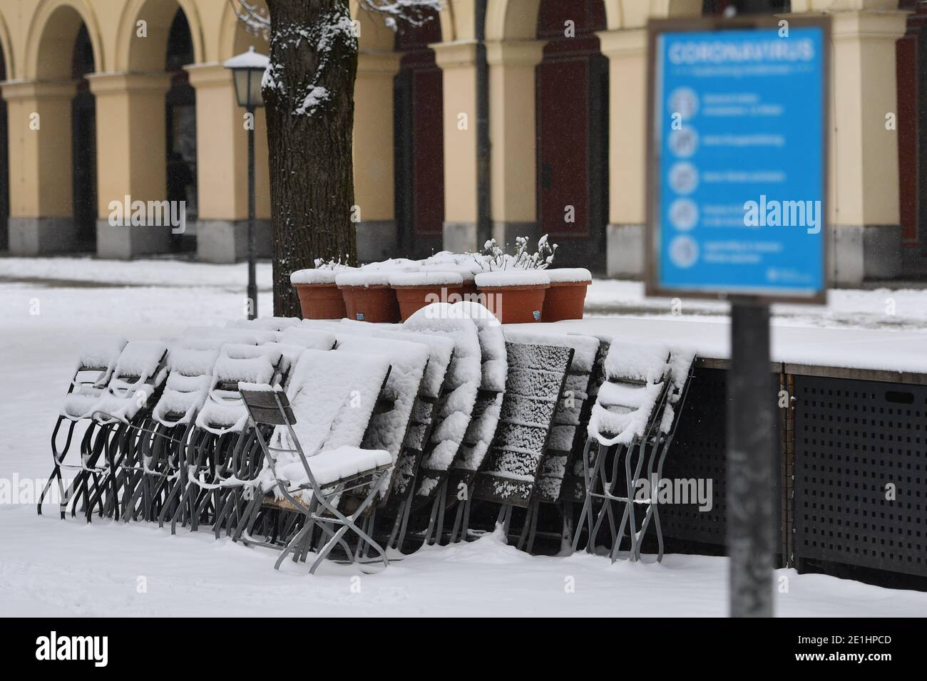 Topic picture: Winter in times of the coronavirus pandemic/extension of lockdown until January 31, 2021. Consequences for gastronomy Snow-covered, stacked and folded chairs and tables in a beer garden in the Hofgarten in Munich on January 6, 2021. | usage worldwide Stock Photo