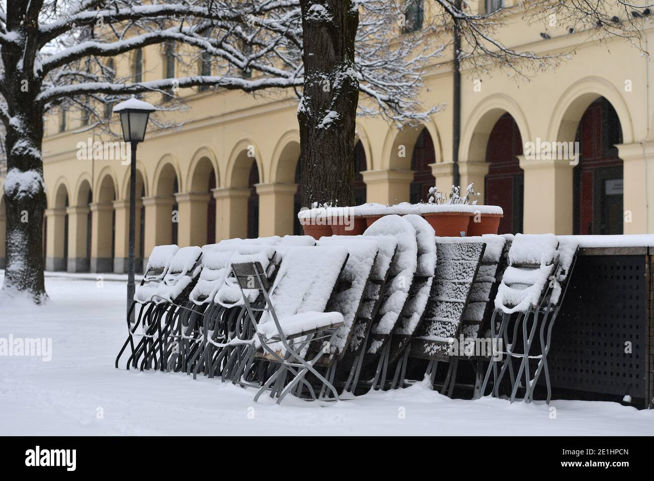 Topic picture: Winter in times of the coronavirus pandemic/extension of lockdown until January 31, 2021. Consequences for gastronomy Snow-covered, stacked and folded chairs and tables in a beer garden in the Hofgarten in Munich on January 6, 2021. | usage worldwide Stock Photo