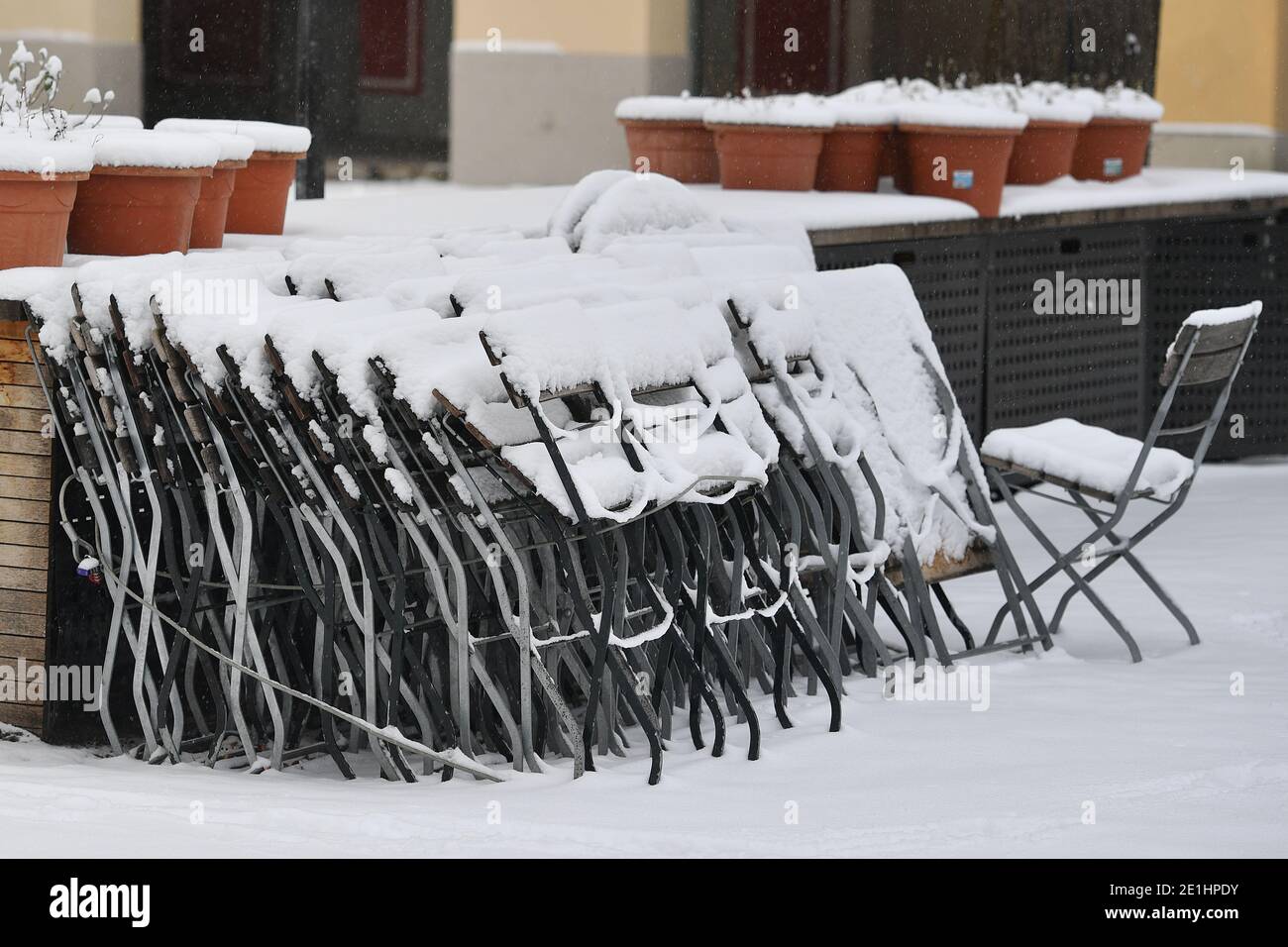 Topic picture: Winter in times of the coronavirus pandemic/extension of lockdown until January 31, 2021. Consequences for gastronomy Snow-covered, stacked and folded chairs and tables in a beer garden in the Hofgarten in Munich on January 6, 2021. | usage worldwide Stock Photo