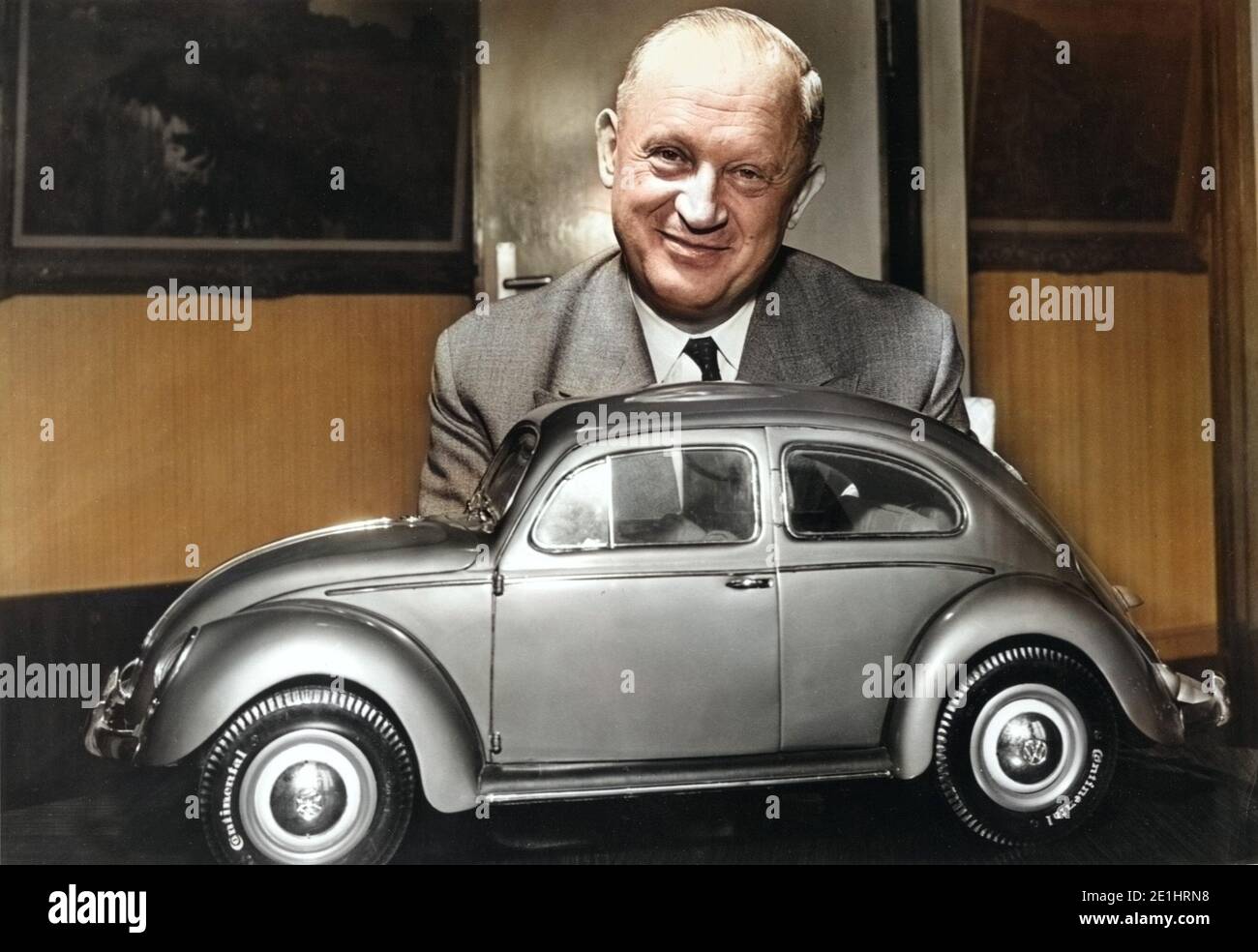 VW Werk 1962 - Heinrich Nordhoff, from 1948 General director and from 1960 chairman of Volkswagen Factory Wolfsburg. Photo: Nordhoff with VW Käfer 1200 model. Photo by Erich Andres / Heinrich Nordhoff, ab 1948 Generaldirektor von Volkswagenwerk GmbH und ab 1960 Vorstandsvorsitzender. Hier mit einem VW Käfer 1200 Modell. Stock Photo