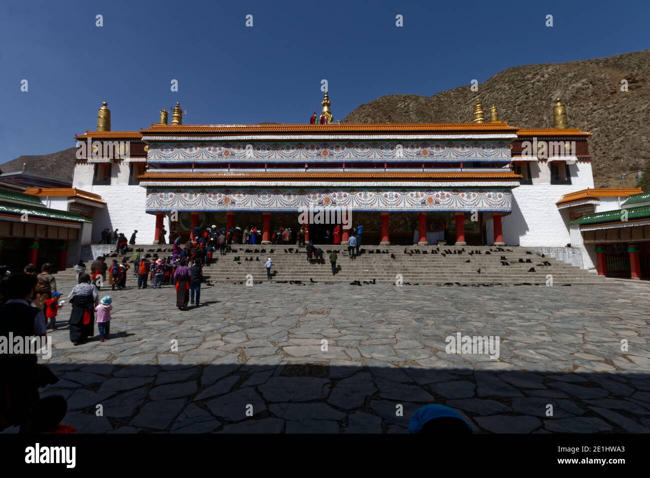 Ging Monastery Tibet monks in monastery yard hi-res stock photography and images - Alamy