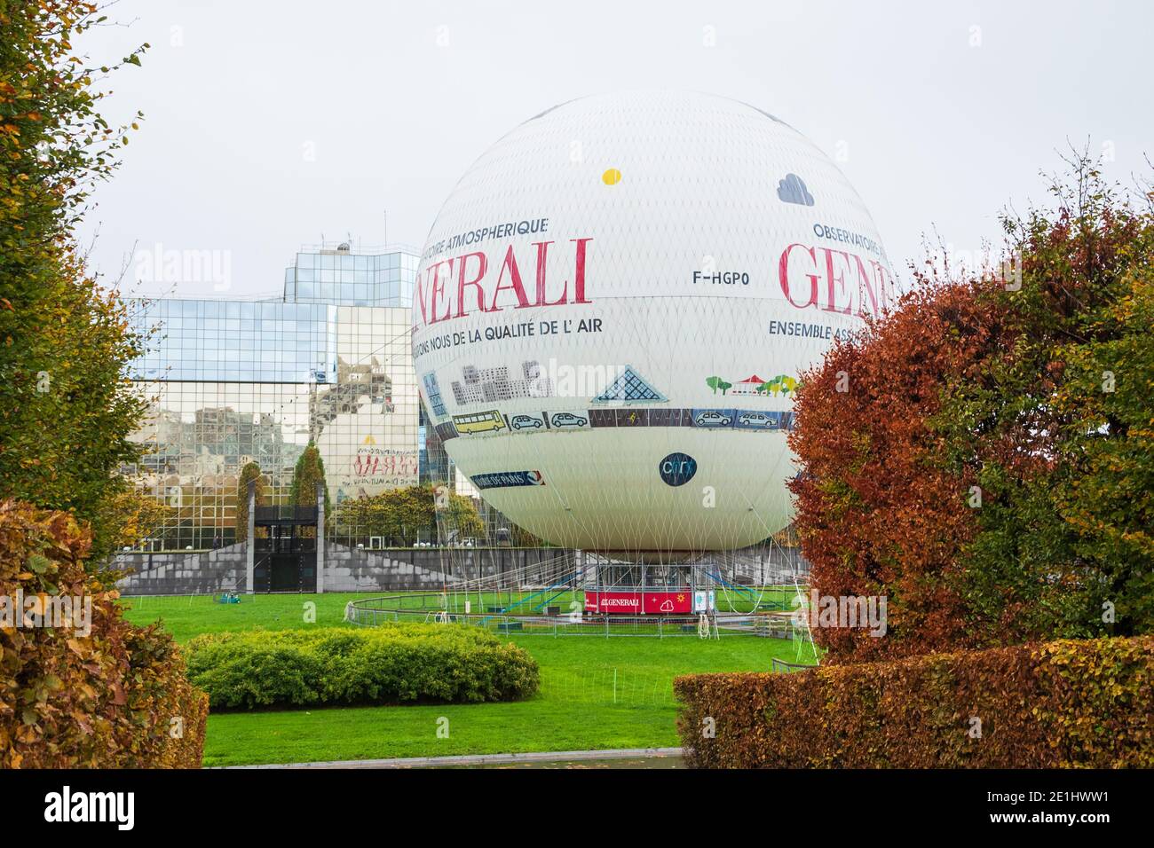 PARIS, FRANCE - NOVEMBER 10, 2018: Ballon Generali (Italian insurance  company) in Andre Citroen Park. This hot air balloon is popular tourist  attrac Stock Photo - Alamy