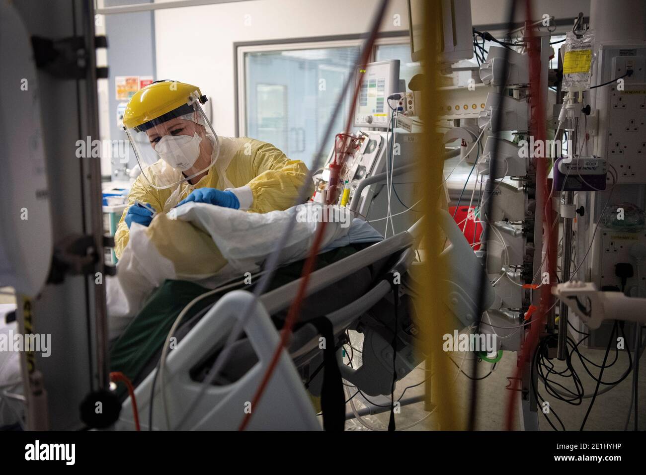 Nurse wearing ppe works hi-res stock photography and images - Alamy