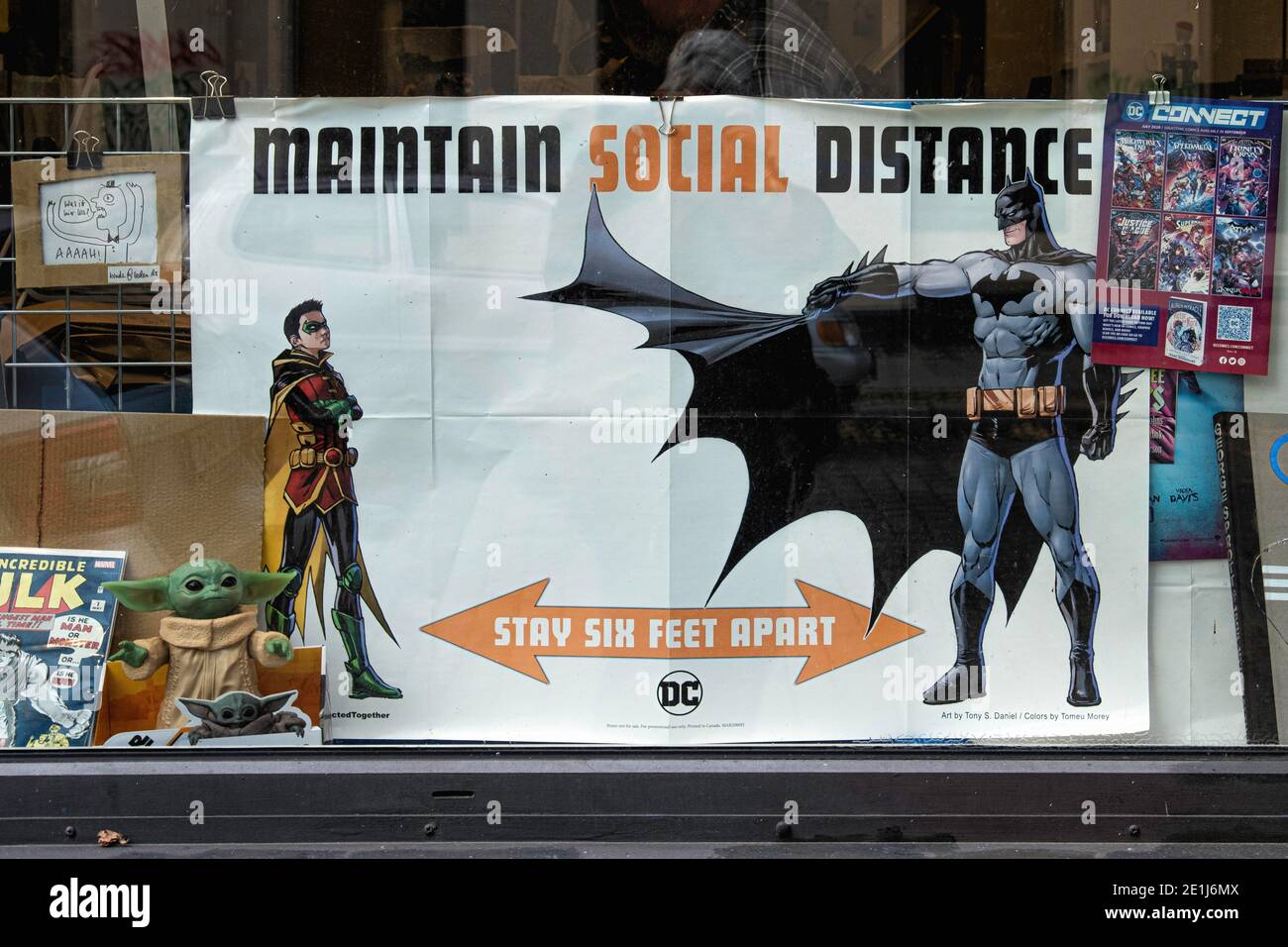 pack rijk Ik was mijn kleren DC Comics Batman & Robin Maintain Social Distance Poster in a shop window  during Corona pandemic, Mitte, Berlin Stock Photo - Alamy