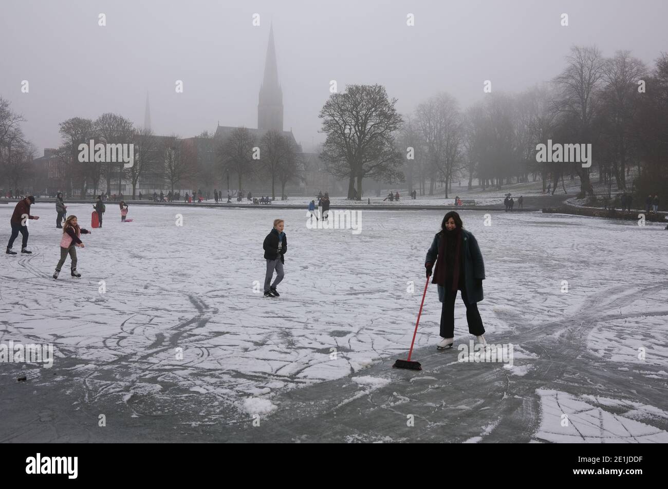 Ice skating outdoors glasgow hires stock photography and images Alamy