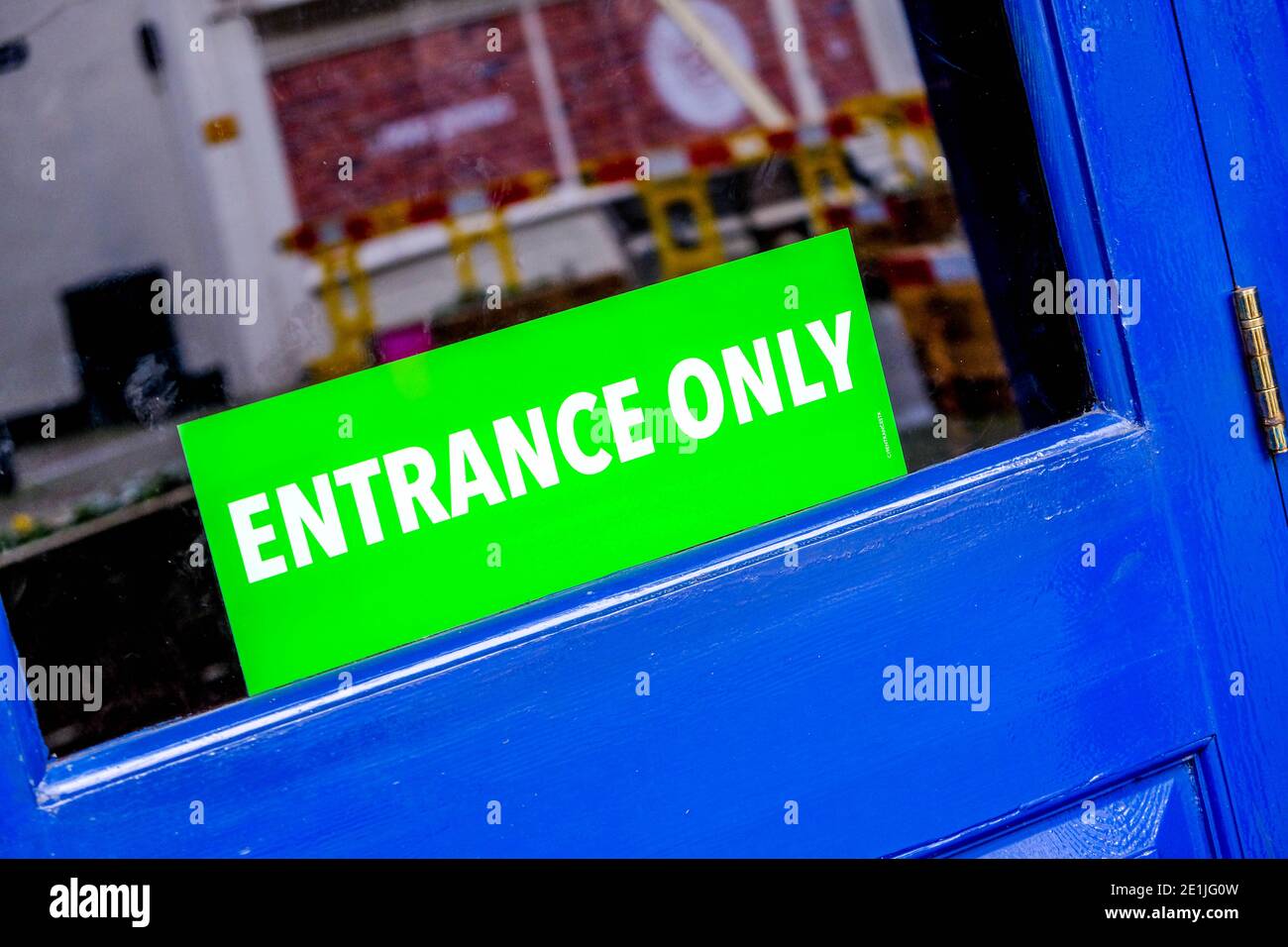 Entrance closed sign hi-res stock photography and images - Alamy