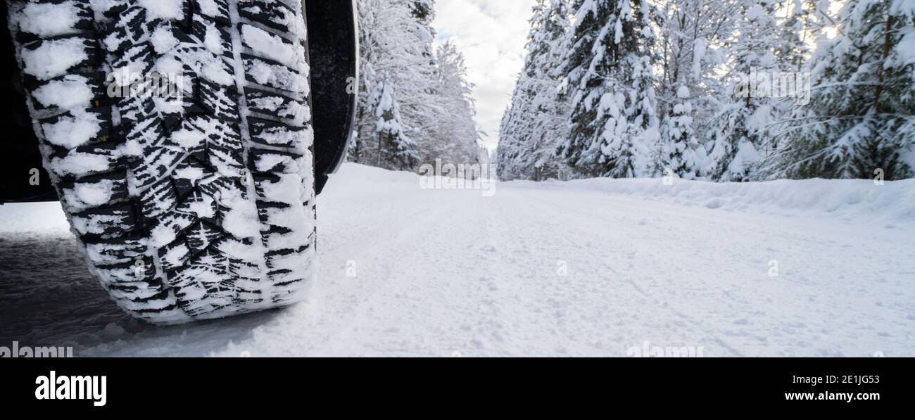 Winterreifen mit gutem Profil auf schneeglatter Straße Stock Photo