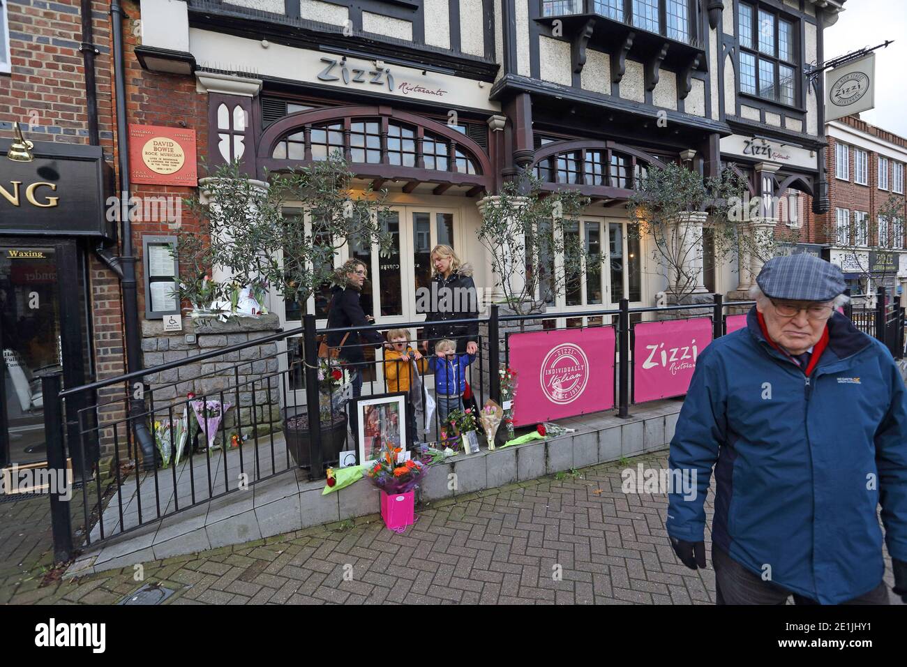 David Bowie, commemorations outside former Three Tuns Public House, Beckenham, London, UK, following his death in Jan 2016 Stock Photo