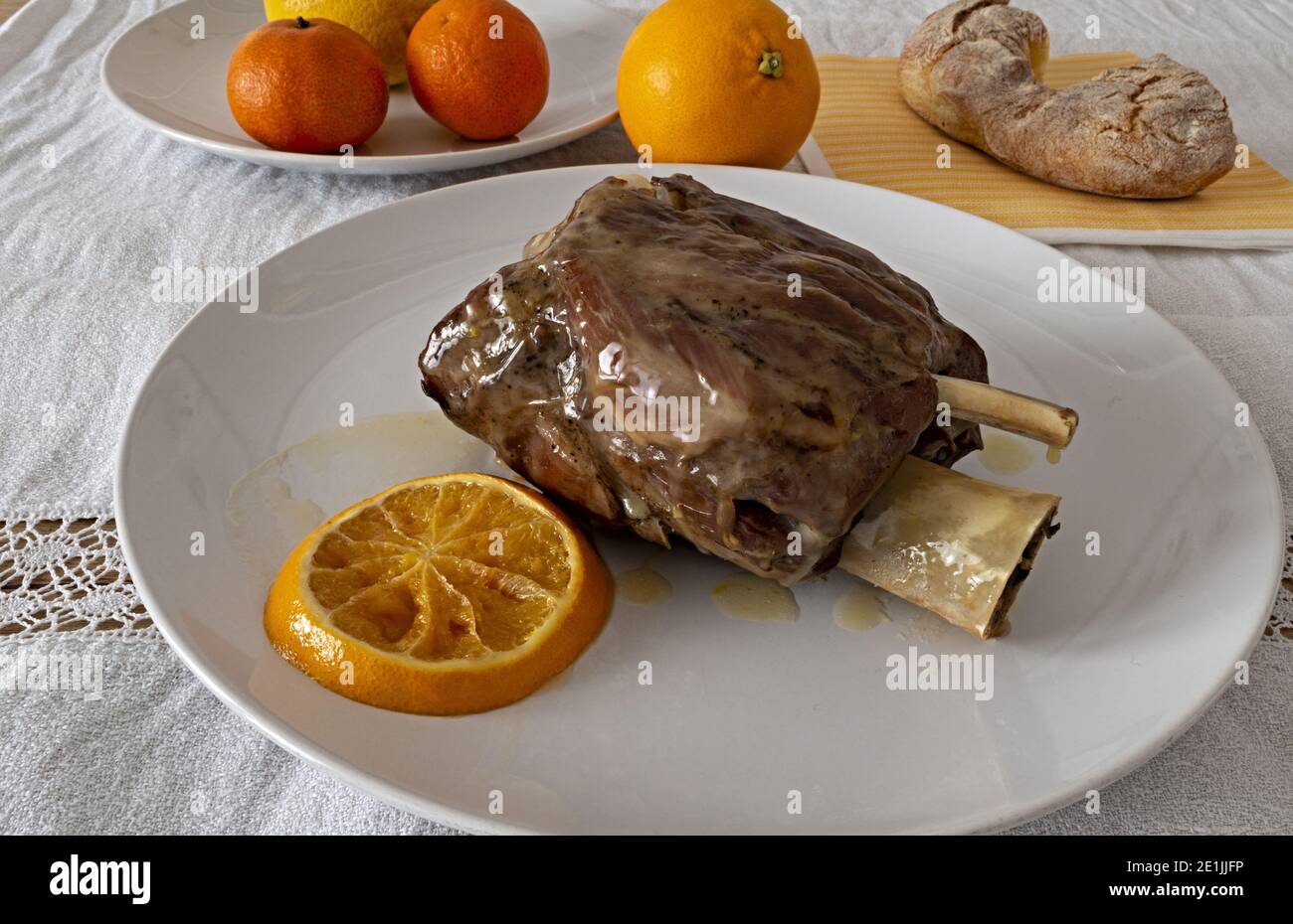 stinco di vitello all'arancia cotto al forno vista da sopra Stock Photo