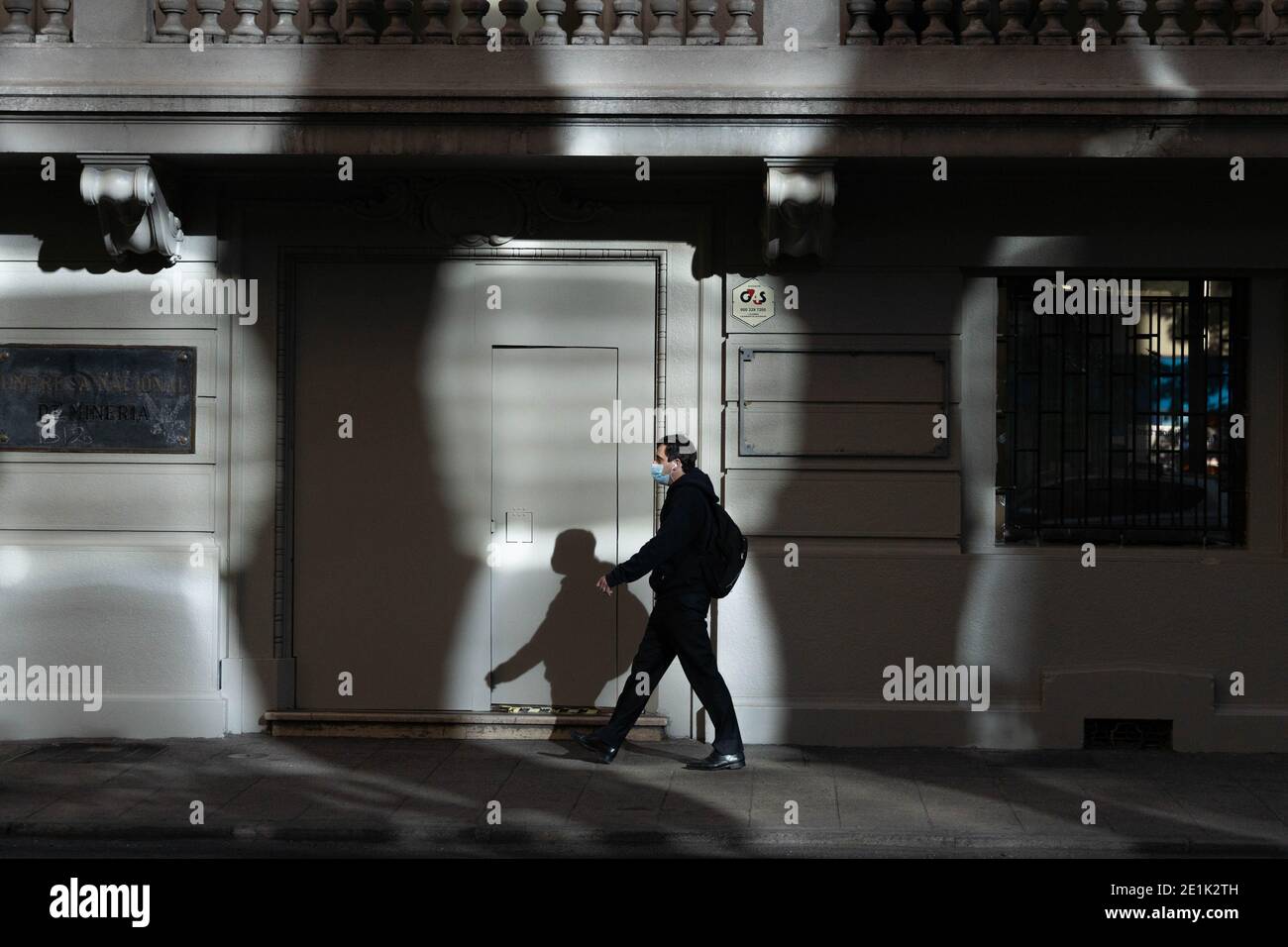 Santiago, Metropolitana, Chile. 7th Jan, 2021. A pedestrian is illuminated by the reflection of the sun on a building. Credit: Matias Basualdo/ZUMA Wire/Alamy Live News Stock Photo
