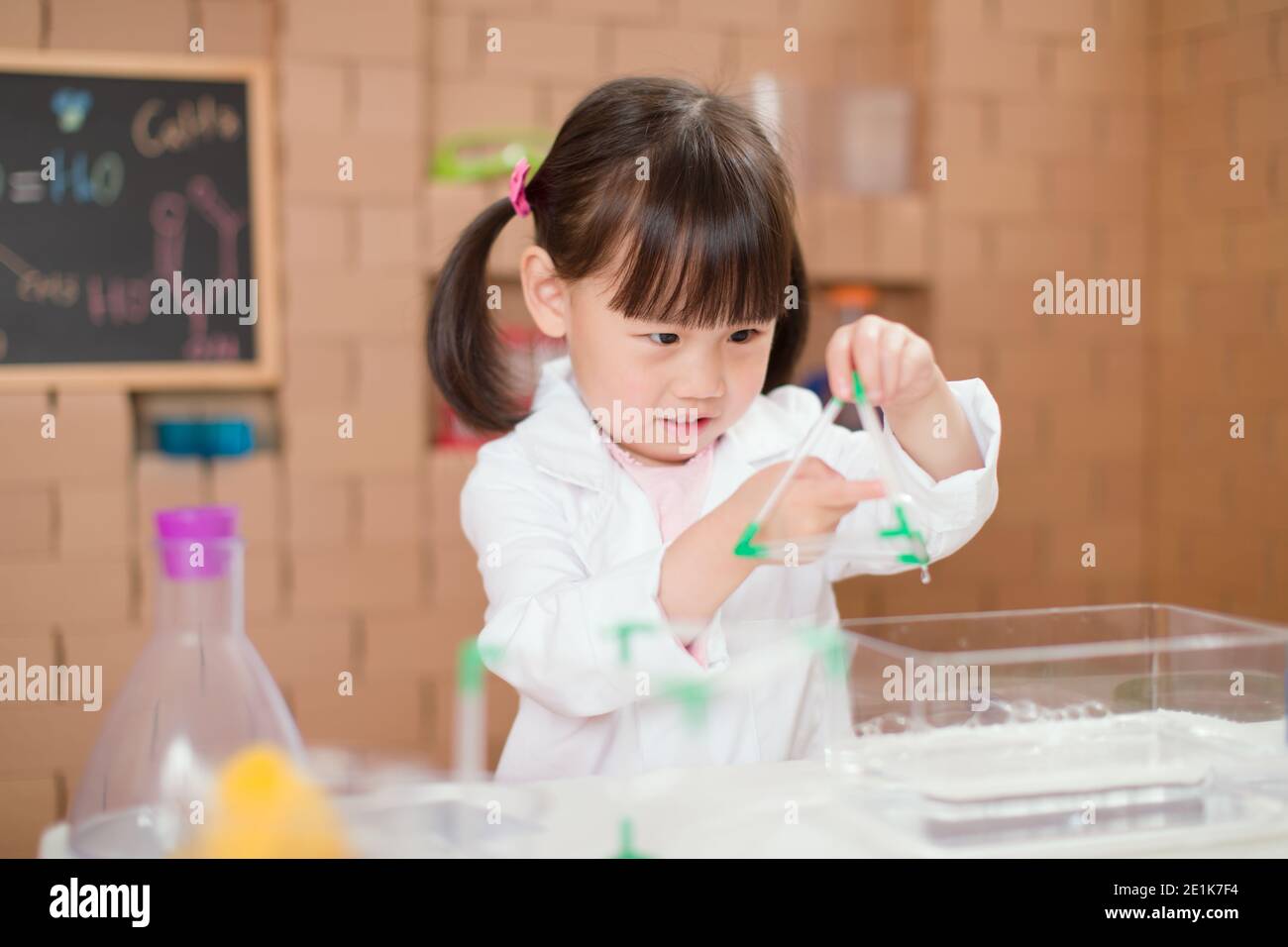 Experiment Play young girl play science experiments for homeschooling Stock Photo - Alamy