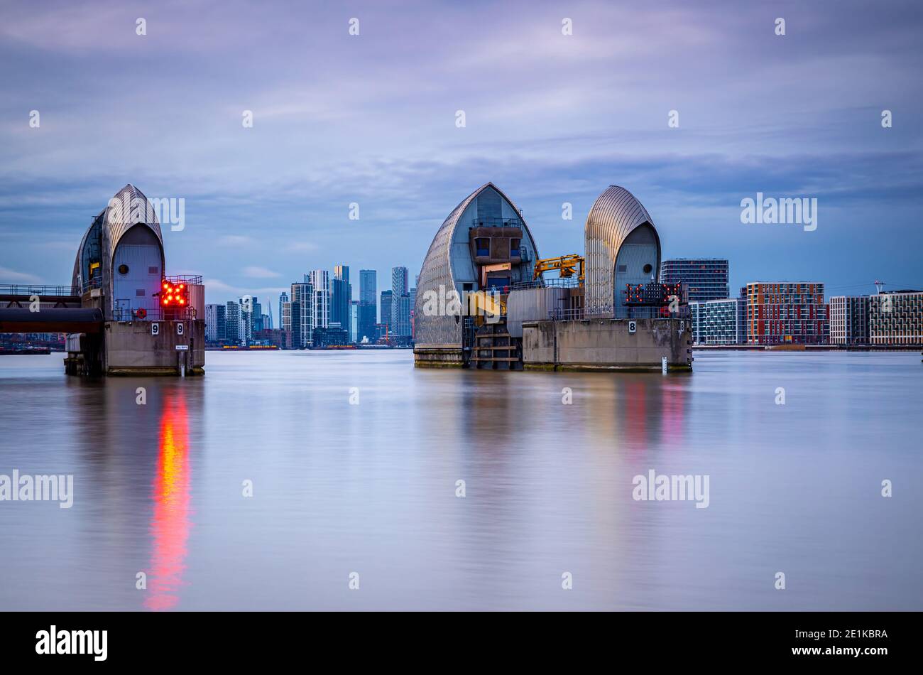 Canary wharf with thames barrier hi-res stock photography and images ...