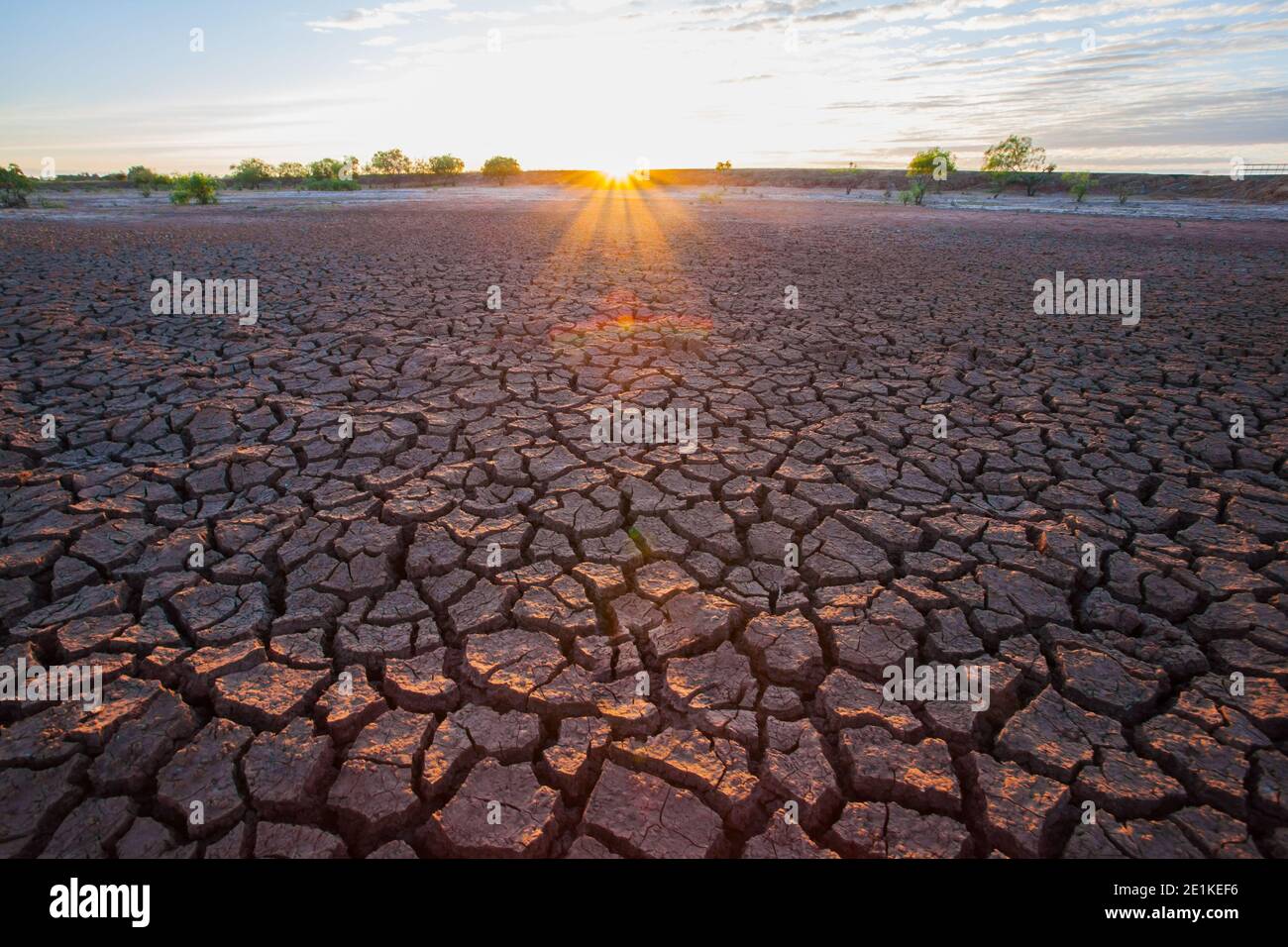 Crack ground nobody earthquake hi-res stock photography and images - Alamy