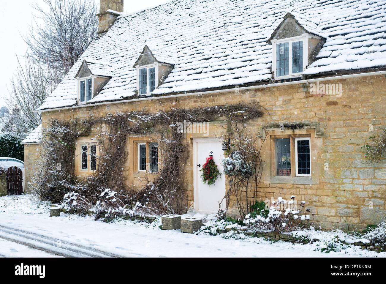 Snow england cottage christmas hires stock photography and images Alamy