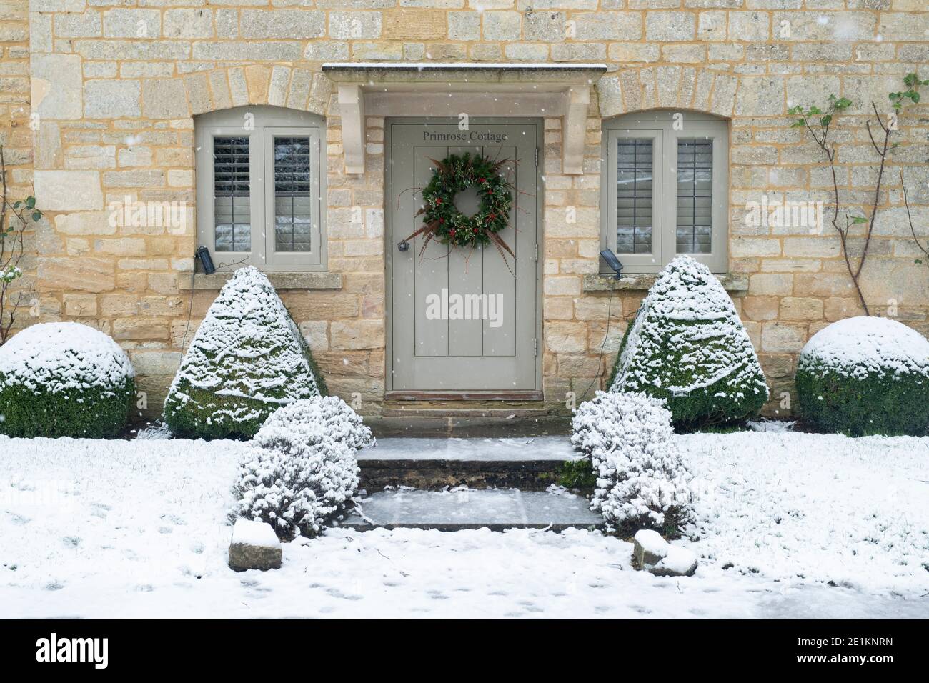 Snow england cottage christmas hires stock photography and images Alamy