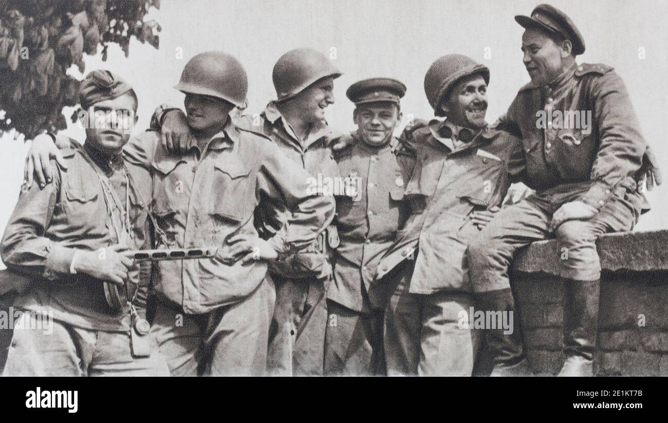 Elbe Day (1945). American soldiers and Russian soldiers fraternize after their meeting on the river Elbe, at 140 km south of Berlin. Stock Photo