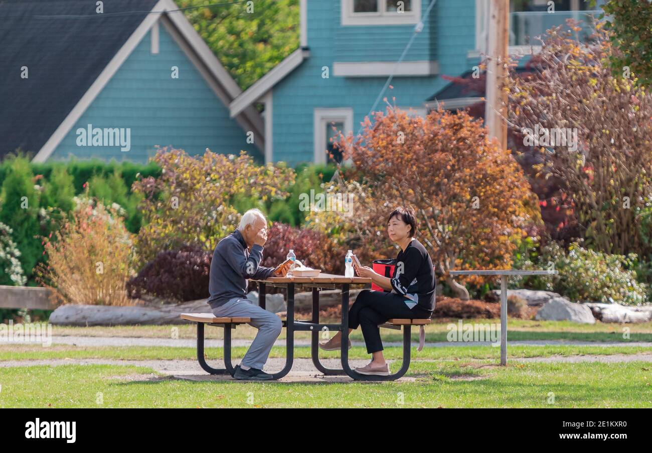 Asian family picnic park hi-res stock photography and images - Alamy
