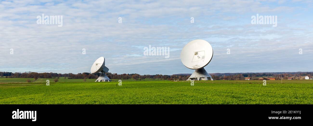 Satellite earth station raisting hi-res stock photography and images ...
