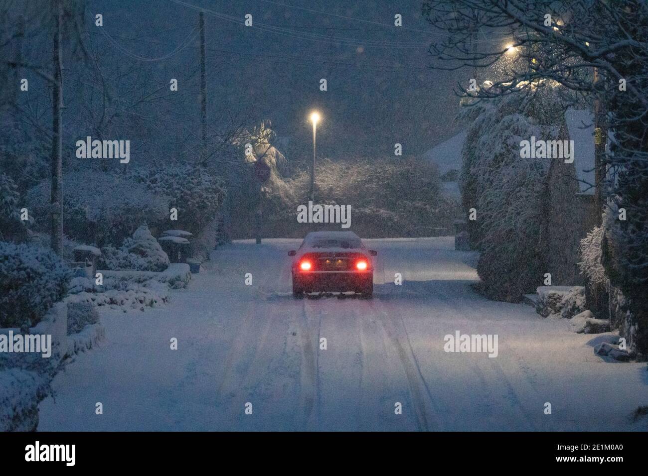 Flintshire, North Wales, UK 8th January 2021, UK Weather:  Freezing overnight temperatures have left many waking to well below zero temperatures this morning with heavy snowfall in the area too causing treacherous driving conditions.  A motorist tackling the difficult driving conditions in blizzard conditions in the village of Lixwm, North Wales © DGDImages/Alamy Live News Stock Photo