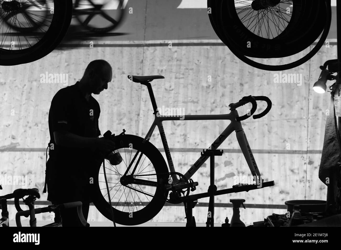 Changement de roue moto mécanicien dans un atelier de réparation de vélo. Mécanicien  moto professionnel travaillant dans le service de réparation de vélo Photo  Stock - Alamy