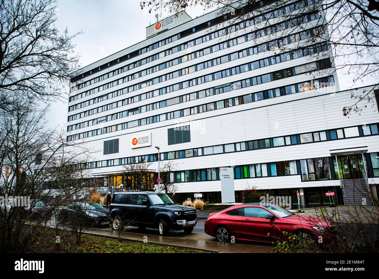 Krankenhaus Schön-Klinik im Düsseldorfer Stadtteil Heerdt. Die Schön-Klinik war früher ein städtisches Krankenhaus, liegt direkt am Rheinufer. Stock Photo