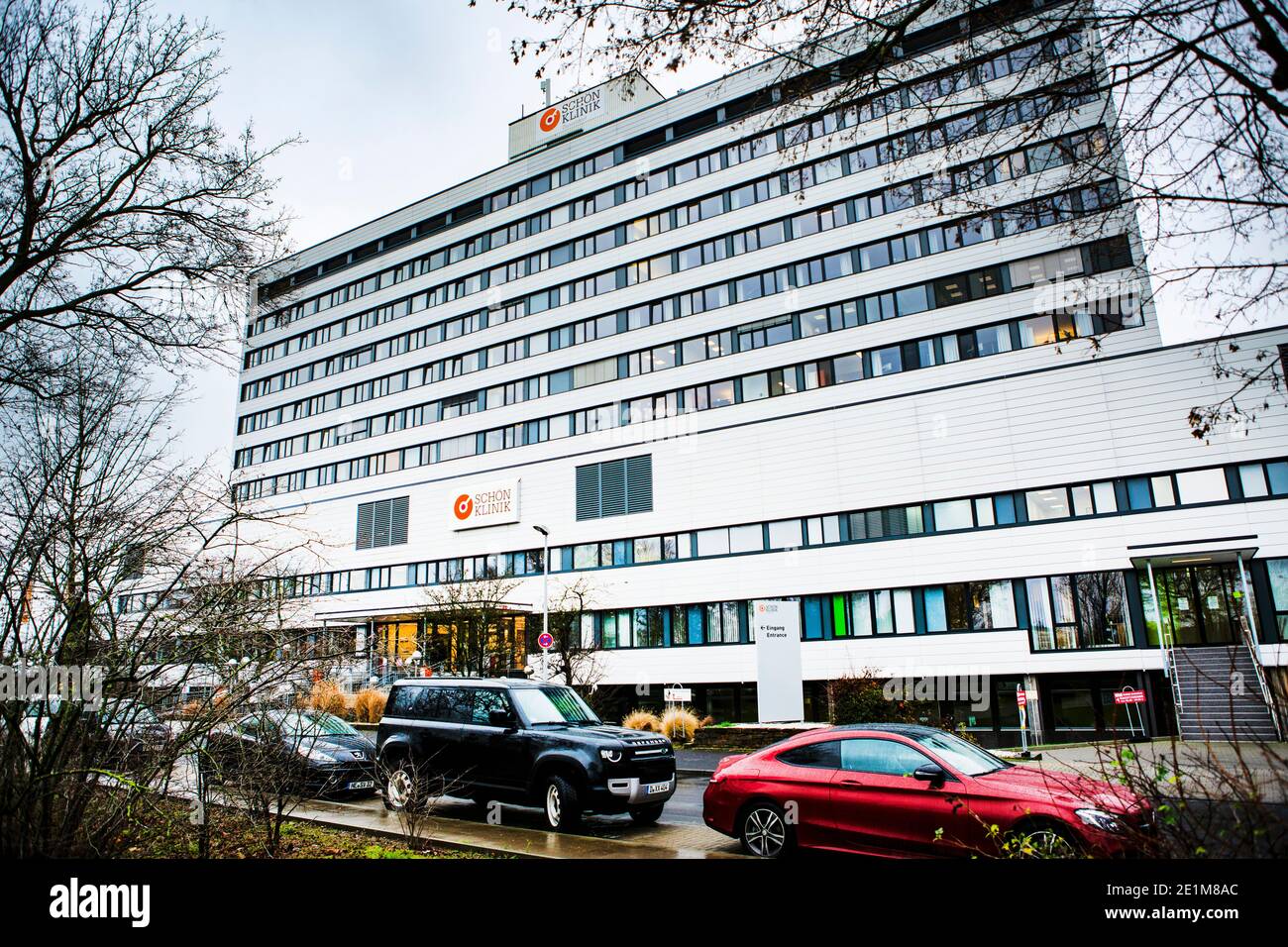 Krankenhaus Schön-Klinik im Düsseldorfer Stadtteil Heerdt. Die Schön-Klinik war früher ein städtisches Krankenhaus, liegt direkt am Rheinufer. Stock Photo