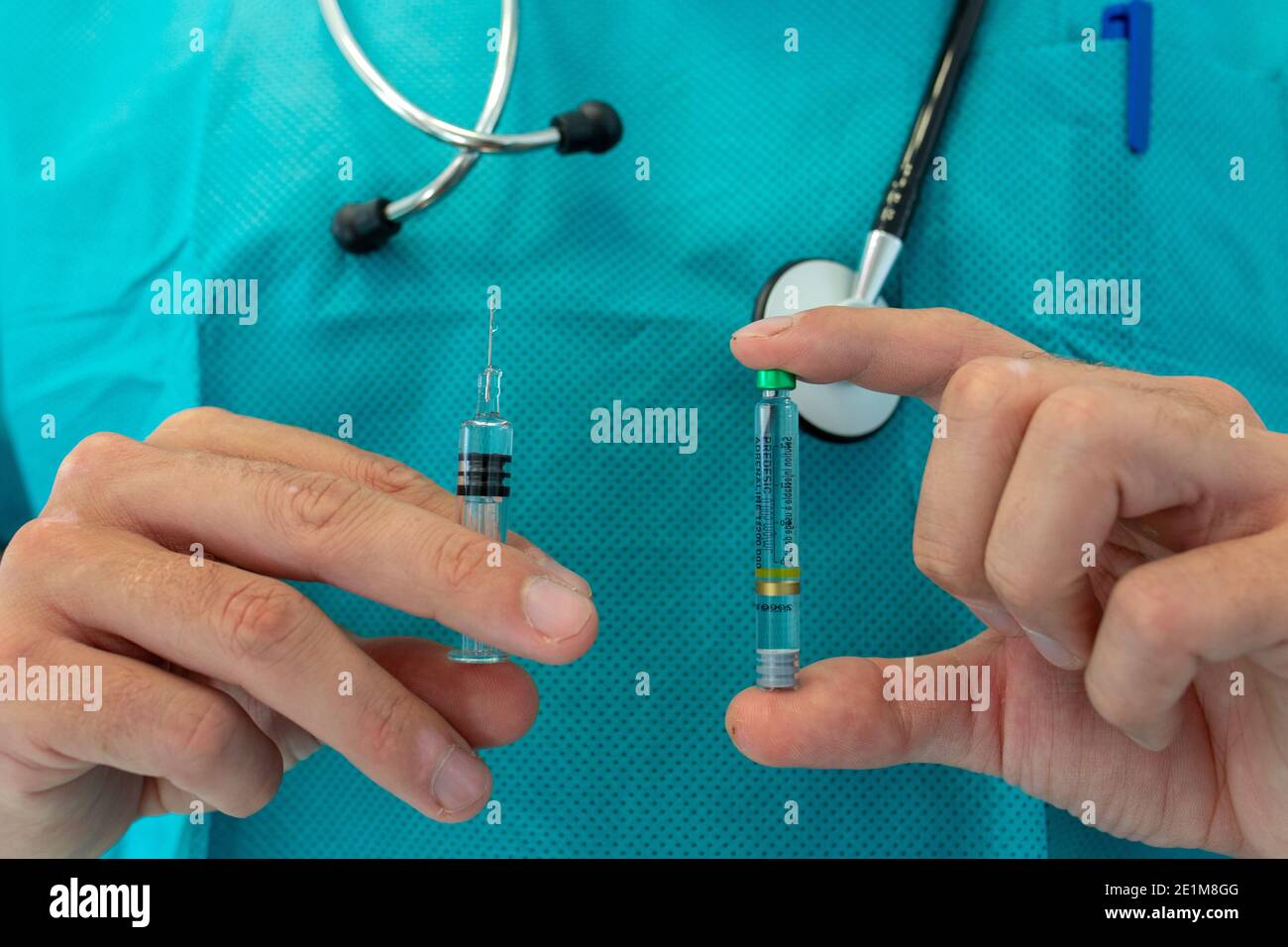 Doctor patient inject woman hi-res stock photography and images - Alamy