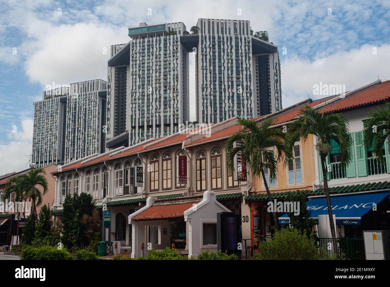 05.01.2021, Singapore, Republic of Singapore, Asia - Traditional shophouses along Tanjong Pagar Road with The Pinnacle at Duxton building. Stock Photo