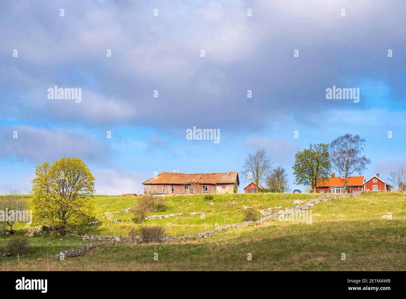 Farmhouse on a hill in a rural landscape Stock Photo - Alamy