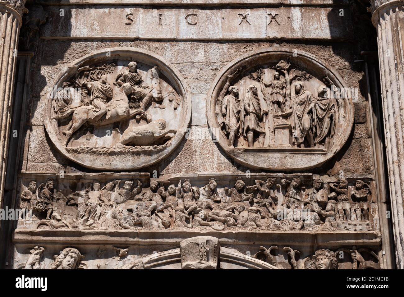 Arch of Constantine in Rome, Italy. Ancient reliefs on roundels depicting Emperor Hadrian Hunting of the Bear, Emperor Constantine sacrificing to Dian Stock Photo