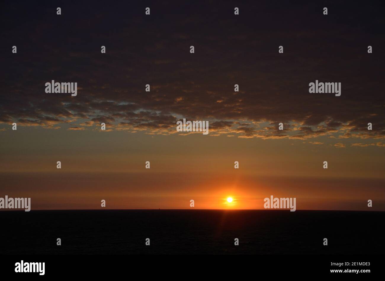 Sea background sun rays hi-res stock photography and images - Alamy