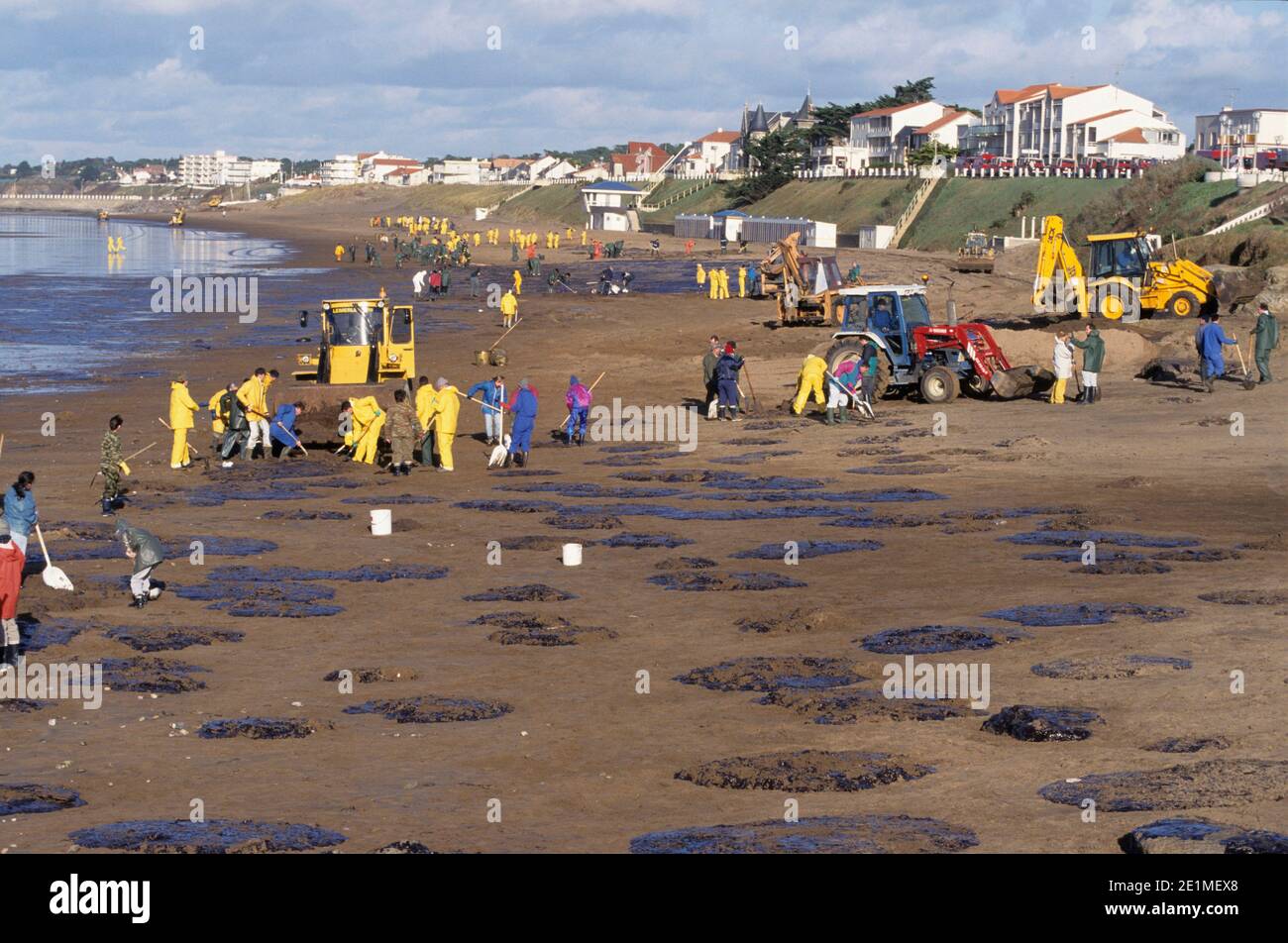 Oil spill caused by the sinking of the tanker Erika: cleaning of the beaches and coastal area in Tharon (north-western France), on Wednesday, December Stock Photo