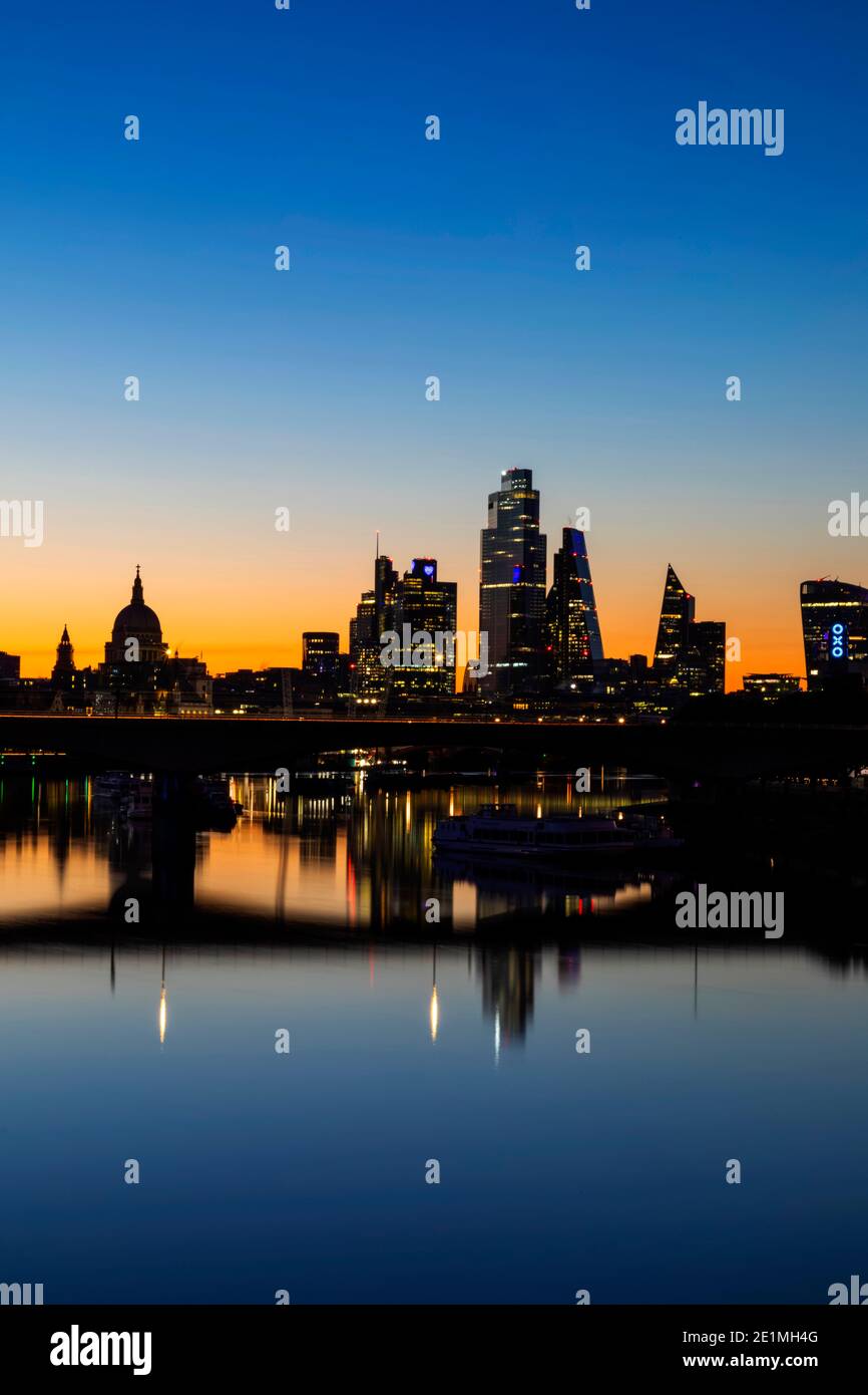 London skyline night reflection hi-res stock photography and images - Alamy