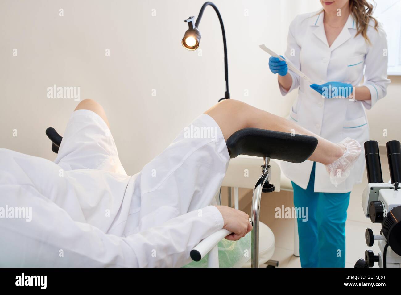 Ayollar kiyimi ostida