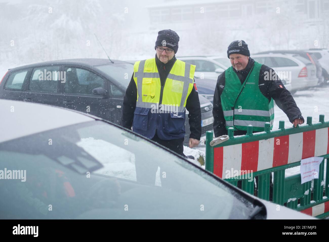 Holzen, Germany. 08th Jan, 2021. Sebastian Pötig (l-r) and Norbert Funk from the public order office talk to a motorist at the Ith meadows. The district of Holzminden is the first district in Lower Saxony to ban people from entering many tobogganing meadows. Offences are punished with up to 25,000 euro fine, as it is called in the general order valid starting from Friday. Accordingly, the legal basis is the Infection Protection Act. Credit: Ole Spata/dpa/Alamy Live News Stock Photo