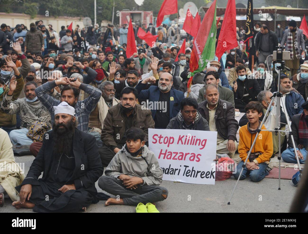 Pakistani Shiite Muslims Sit Protest Against The Killing Of Miners Of ...