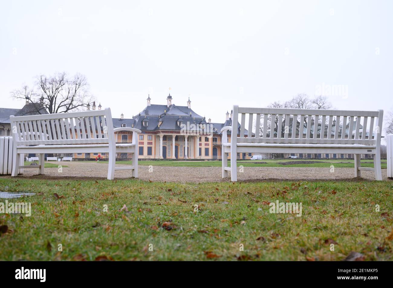 Dresden, Germany. 08th Jan, 2021. Empty benches stand in the Pillnitz Palace and Park in front of the Wasserpalais. Credit: Sebastian Kahnert/dpa-Zentralbild/dpa/Alamy Live News Stock Photo