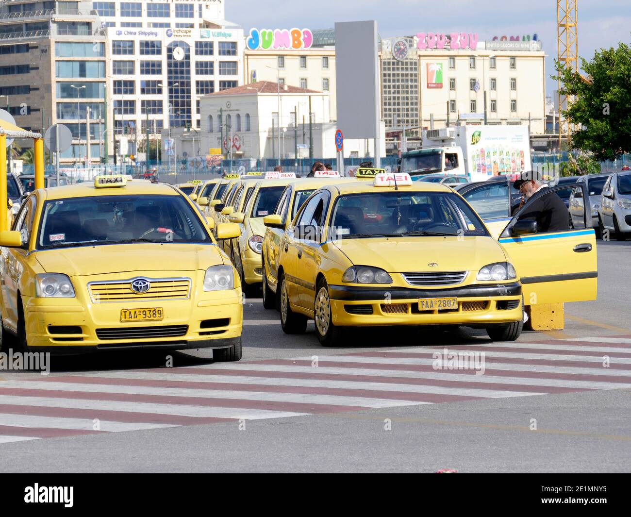 Greece Athens Athen taxi stand long queue street scene Stock Photo Alamy